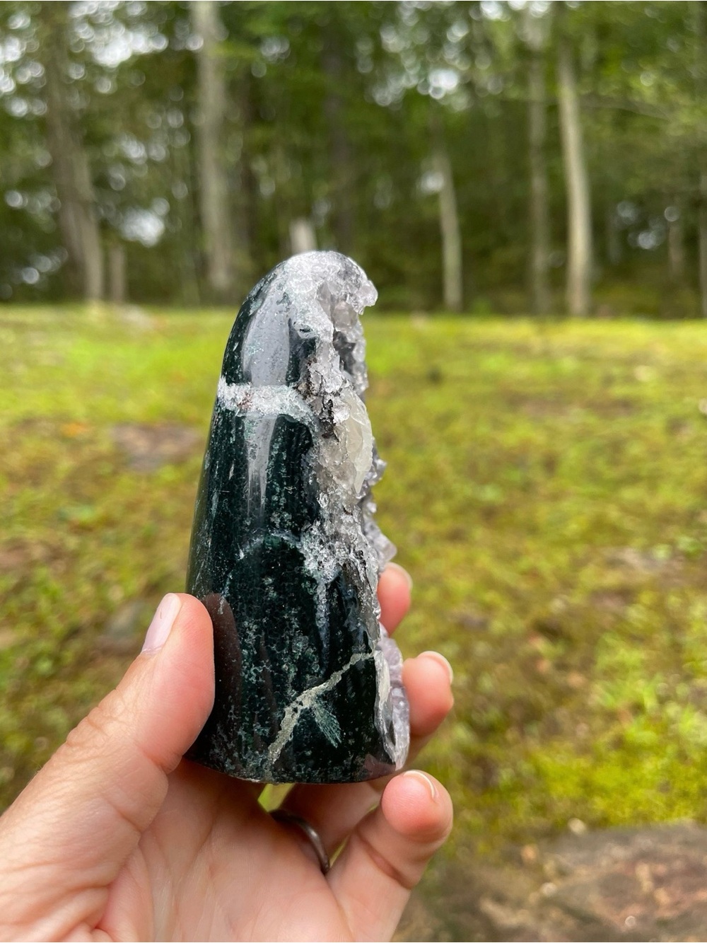 Natural amethyst cut base with calcite and polished back - Picture 4 of 4